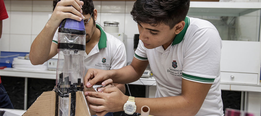 Alunos da Escola de Ensino Profissional Joaquim Albano (CE) se preparam para mais um teste de lançamento de foguete