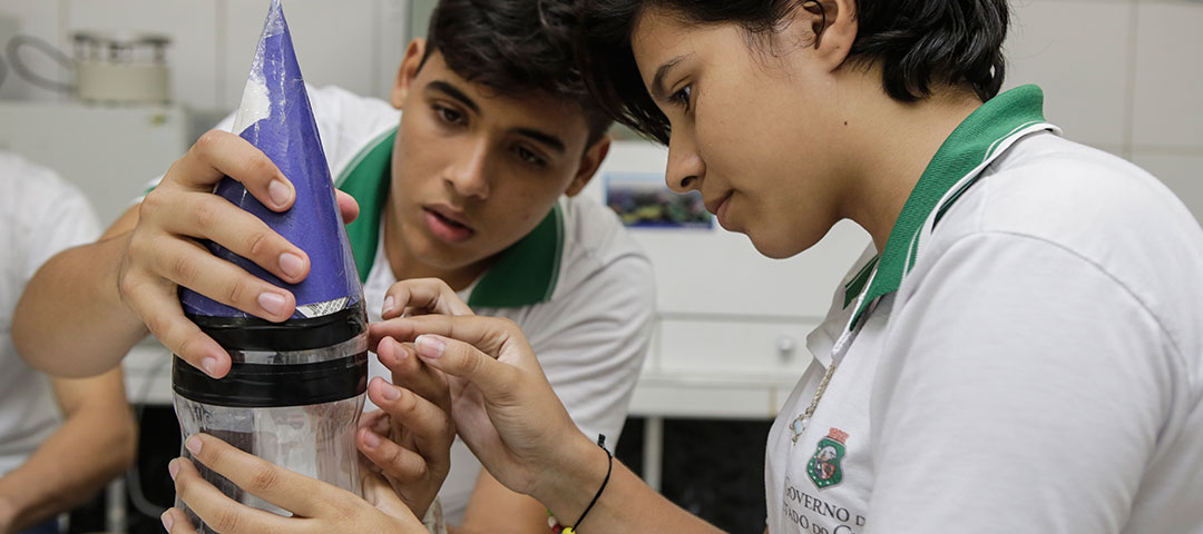 Os foguetes que participam da Mostra Brasileira de Foguetes são feitos de material reciclado