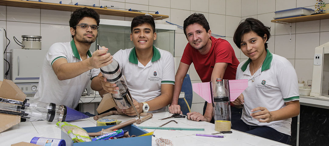 Na Joaquim Albano, o professor de física Ednaldo Araújo incentiva seus alunos a aprender com a mão na massa