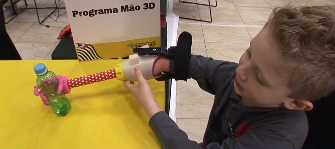 Léo, de 7 anos, ganhou um braço do modelo do Capitão América feito pelo projeto Mão3D