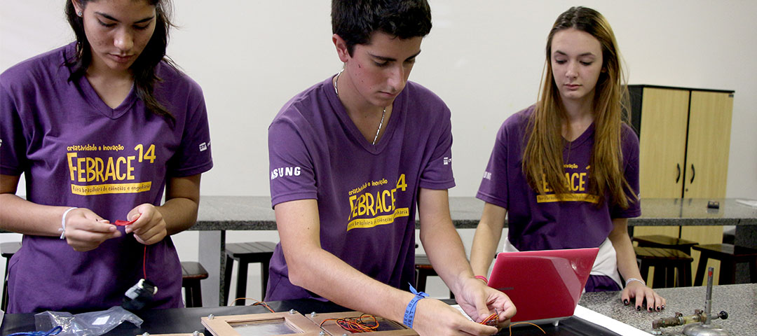 O projeto do jogo da memória demandou que os alunos aprendessem a lidar com modelagem, eletrônica e programação