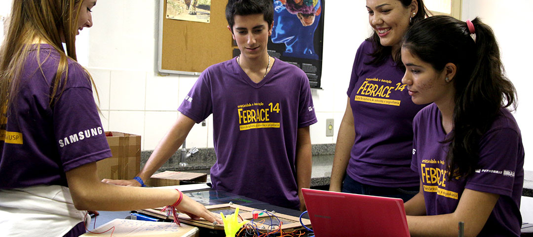 A programação do jogo é feita com Scratch, que permite que os comandos sejam criados como blocos de montar