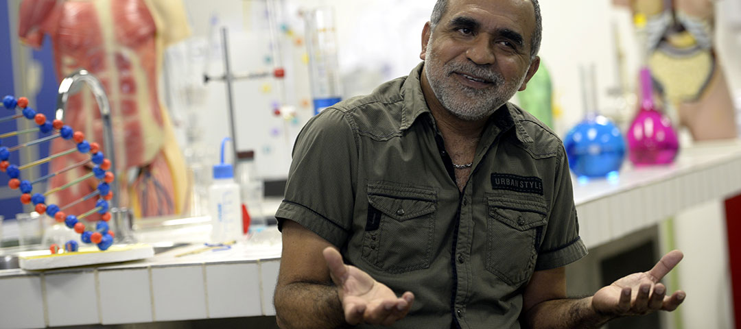 O professor de biologia José Pedro incentiva que os alunos trabalhem conceitos da sua disciplina para criar jogos e aplicativos