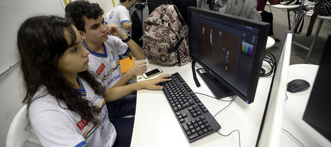 Alunos trabalham em projeto de animação durante aula do técnico