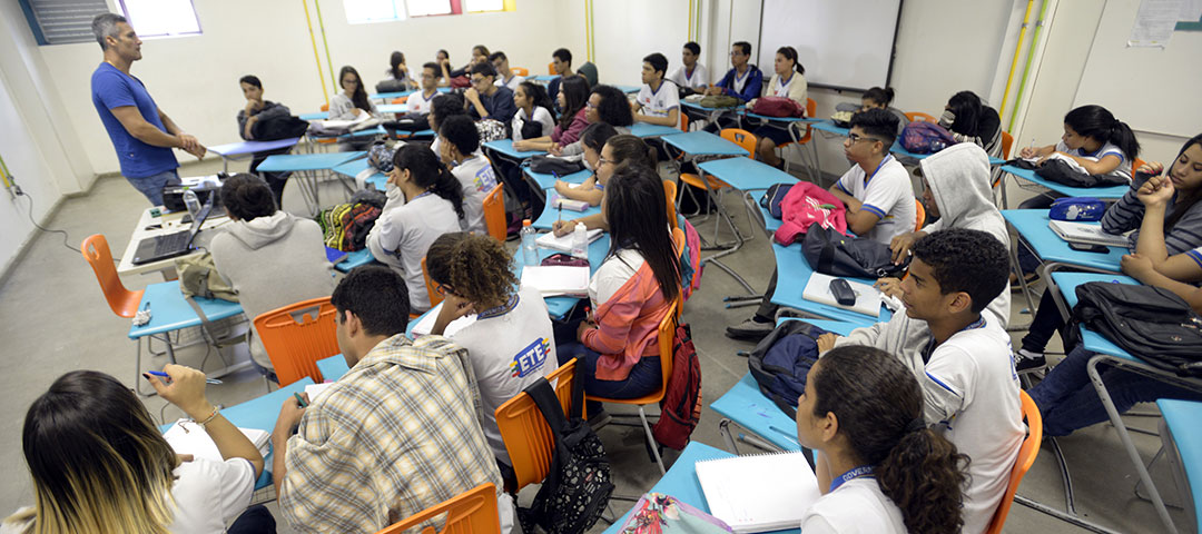 Sem carteiras enfileiradas, a organização da sala de aula também foge do convencional