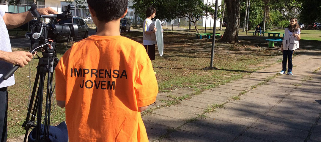 Alunos gravam um vídeo para convidar outras escolas a derrubar barreiras e a conhecer realidades diferentes como eles fizeram