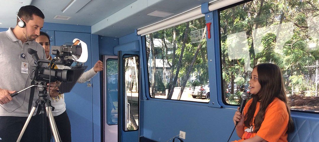 Algumas gravações acontecem no estúdio móvel de TV do Colégio Dante Alighieri, que funciona em um ônibus adaptado