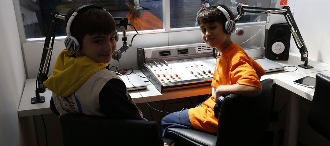 Outras atividades também são realizadas dentro de um estúdio de rádio