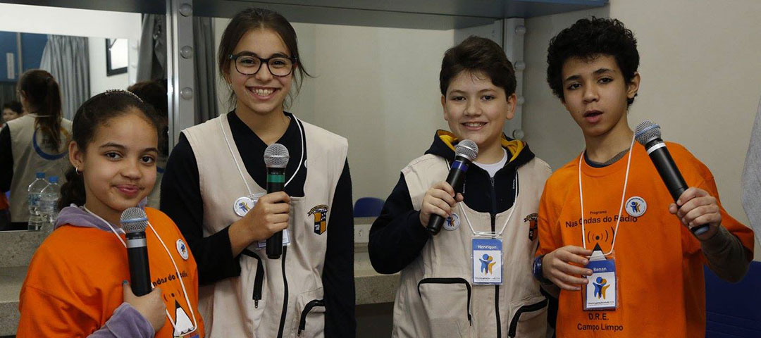 Os estudantes participam de oficinas de prática e análise de mídia nas escolas em que estudam