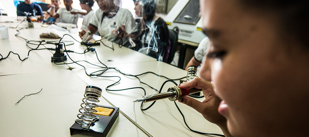 As oficinas buscam desmistificar o uso das tecnologias de fabricação digital e contagiar a comunidade escolar