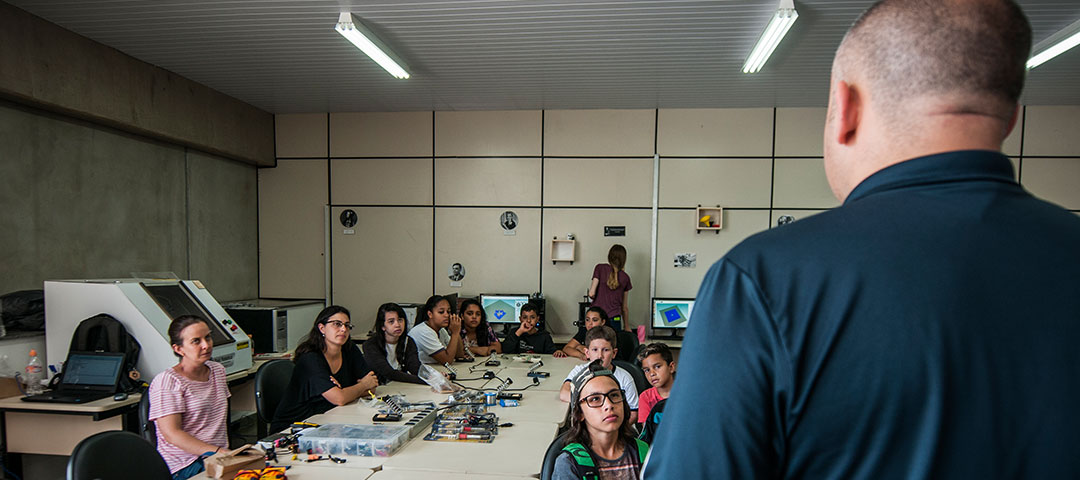 Professores participam de oficina no Fab Lab
