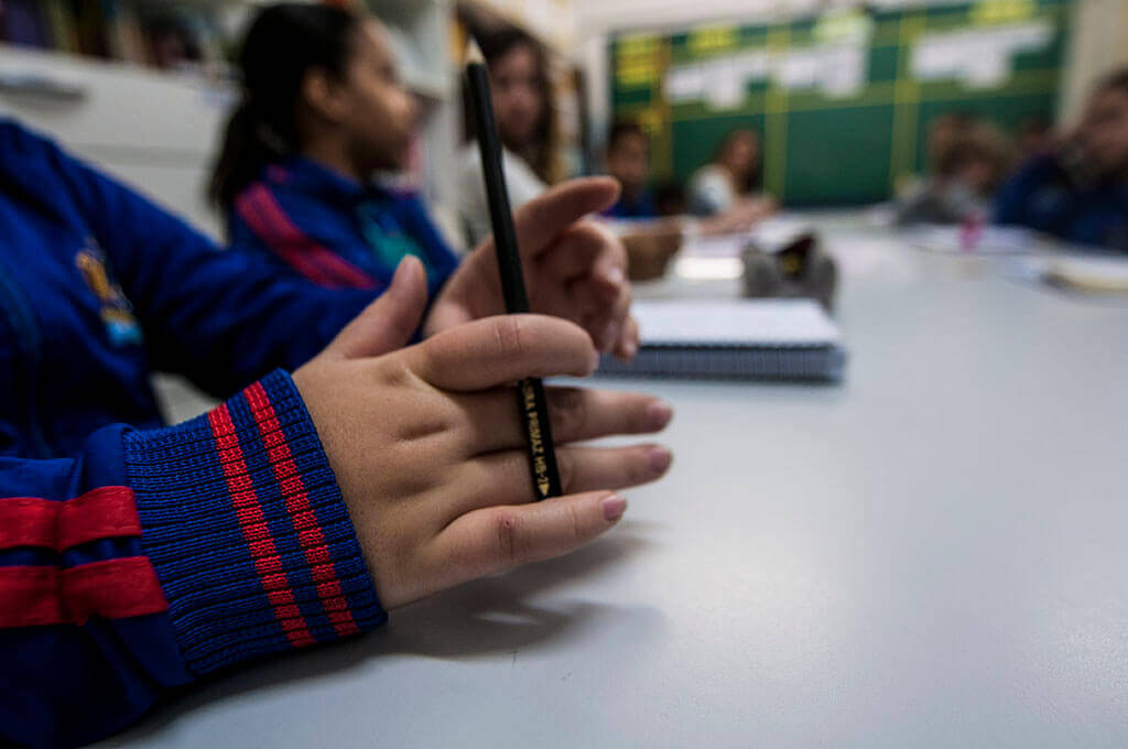 Crianças sentadas em uma mesa