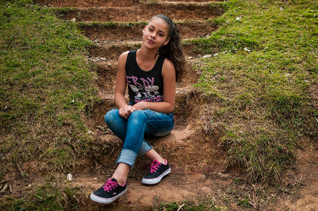 Crianças sentadas em uma mesa