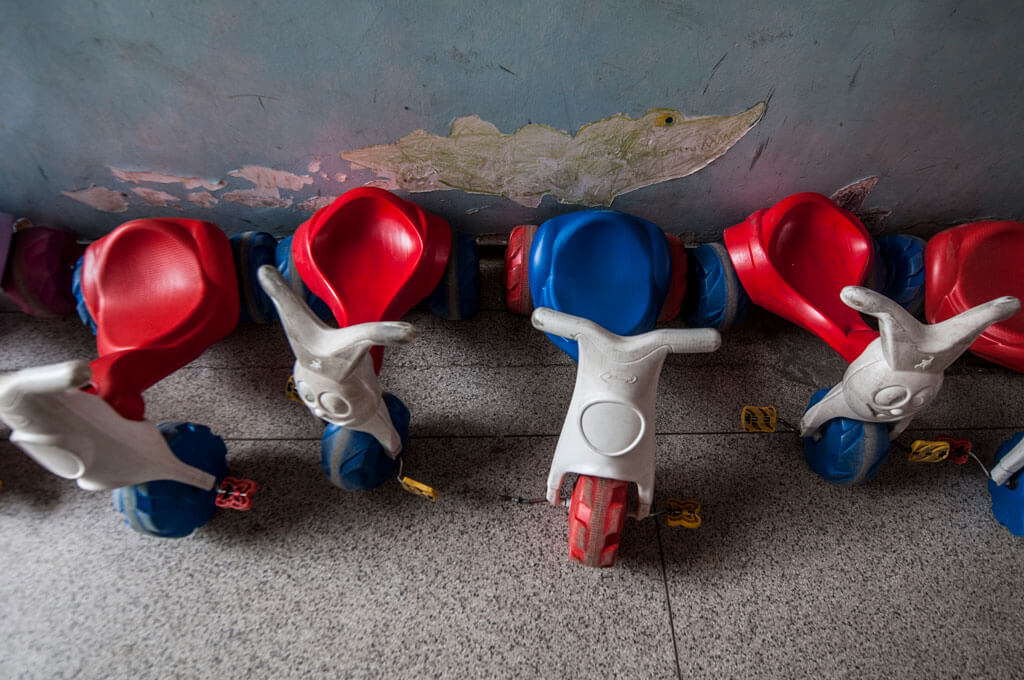 Crianças sentadas em uma mesa