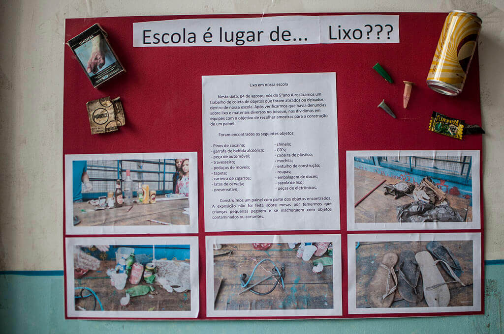 Crianças sentadas em uma mesa