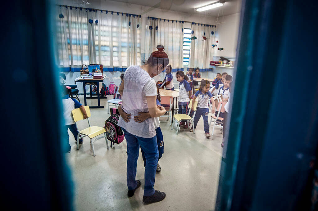 Crianças sentadas em uma mesa