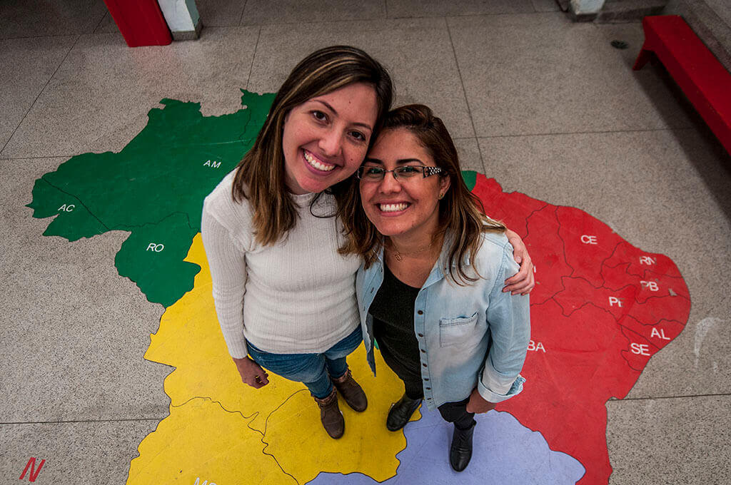 Crianças sentadas em uma mesa