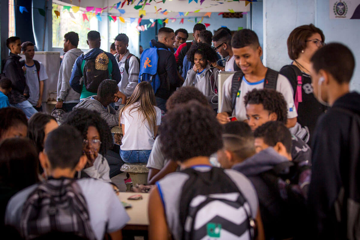 Imagem de adolescentes no intervalo de aula na escola