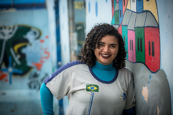 Aluna Maria Roberta Borges sorrindo para retrato