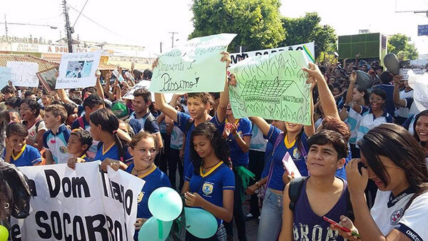 Alunos protestando com cartazes